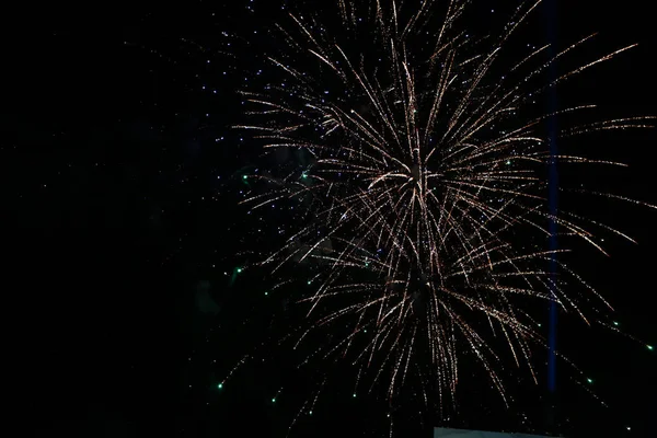 Veduta Dei Fuochi Artificio Che Esplodono Nel Cielo Notturno — Foto Stock