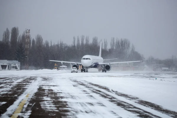 Moderno Avião Passageiros Twin Motor Taxiing Para Decolagem Aeroporto Durante — Fotografia de Stock