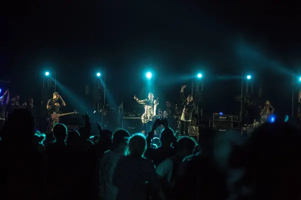 Silhouetten Van Concert Menigte Voor Heldere Fase Lichten Menigte Muziek — Stockfoto
