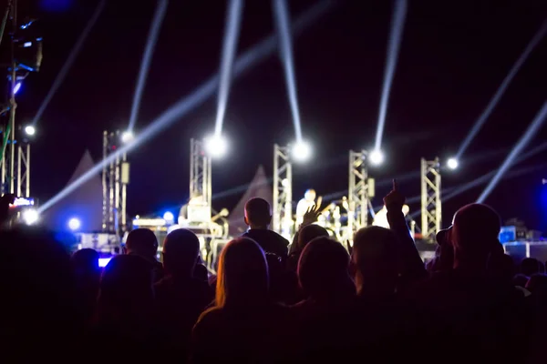 Silhuetas Multidão Concerto Frente Luzes Palco Brilhantes Multidão Concerto Música — Fotografia de Stock