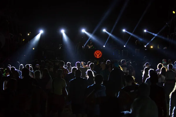 Silhouetten Von Konzertbesuchern Vor Hellen Bühnenlichtern Party Zeit Abend Freien — Stockfoto