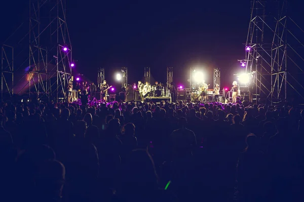 Siluetas Multitud Conciertos Frente Las Luces Del Escenario Brillantes Multitud — Foto de Stock