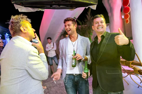 オデッサ ウクライナ 2013 Ibiza のナイトクラブ の笑顔とクラブの夜のパーティーでのコンサート中にカムのポーズ — ストック写真