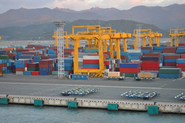 Blick Auf Den Industriehafen Mit Containern Bei Tageslicht — Stockfoto