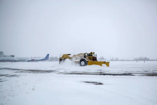 Limpiando Aeropuerto Con Bulldozers Los Delantales Del Aeropuerto Nieve Durante —  Fotos de Stock