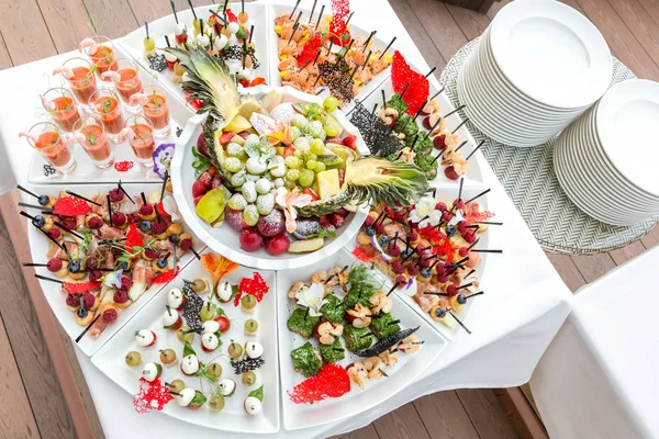 Sweet Buffet Table Beautifully Decorated Catering Banquet Table Burgers Profiteroles — Stock Photo, Image