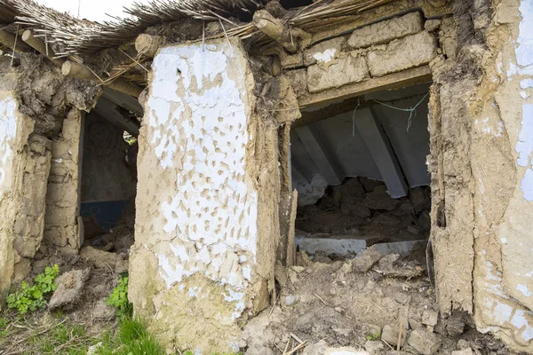 被毁的老房子 村里用贝壳岩石 秸秆和粘土建造的房子的废墟 可怜的老村庄 — 图库照片