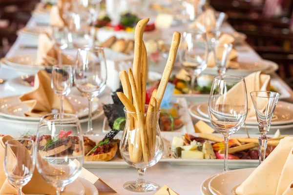 Mesa Boda Elegantemente Decorada Restaurante Mesa Servida Con Flores Diferentes — Foto de Stock