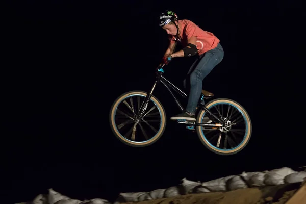 Odessa Oekraïne Augustus 2017 Unidentified Bmx Rider Nacht Fiets Springen — Stockfoto