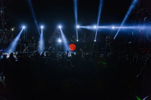 Siluetas Multitud Conciertos Frente Las Luces Del Escenario Brillantes Fiesta — Foto de Stock