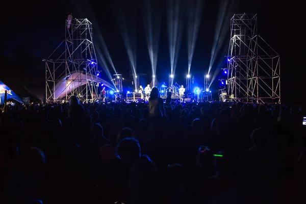 Silhouetten Van Concert Menigte Voor Heldere Fase Lichten Menigte Muziek — Stockfoto