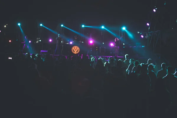 Siluetas Multitud Conciertos Frente Las Luces Del Escenario Brillantes Fiesta —  Fotos de Stock