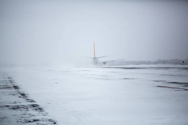 Modern Twin Engine Passenger Airplane Taxiing Take Airport Snow Blizzard — Stock Photo, Image