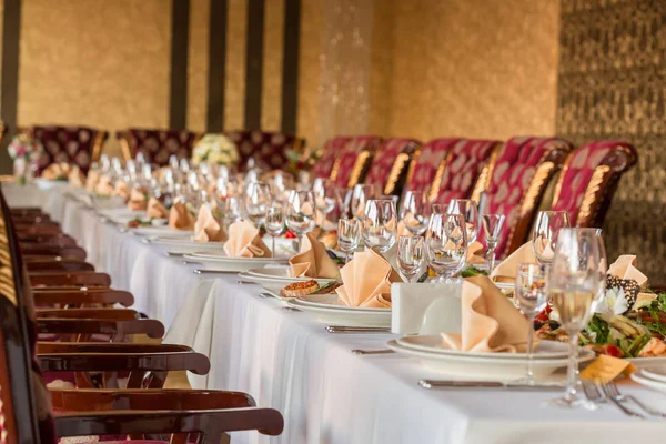 Mesa Boda Elegantemente Decorada Restaurante Mesa Servida Con Flores Diferentes — Foto de Stock