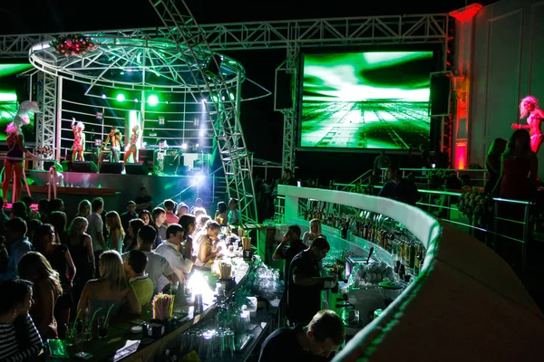 オデッサ ウクライナ 2013 夜クラブ 党の人々 の音楽を楽しんで マシンの煙およびライトを見るとカラフルな光と音のダンス — ストック写真
