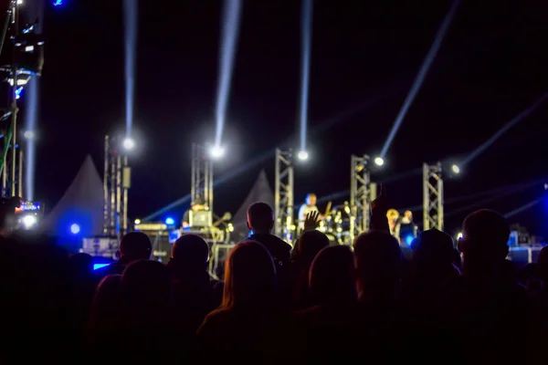 Sziluettek Koncert Tömeg Előtt Fényes Színpadon Lights Tömeg Koncert — Stock Fotó