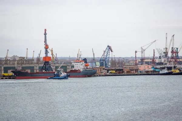 Cargo Vessel Unloading Industrial Port — Stock Photo, Image