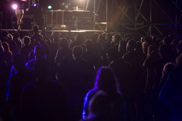 Silhouetten Von Konzertbesuchern Vor Hellen Bühnenlichtern Party Zeit Abend Freien — Stockfoto