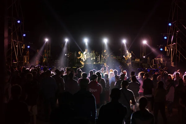 Siluetas Multitud Conciertos Frente Las Luces Del Escenario Brillantes Multitud — Foto de Stock