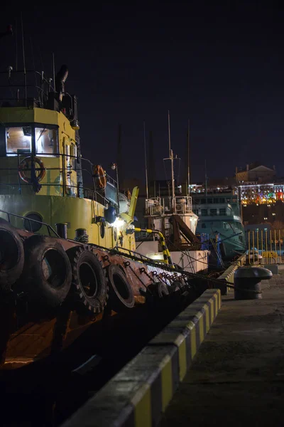 Limanda Gemi Destek Gece Zamanında Tug Gece Gemisiyle Yakın Çekim — Stok fotoğraf