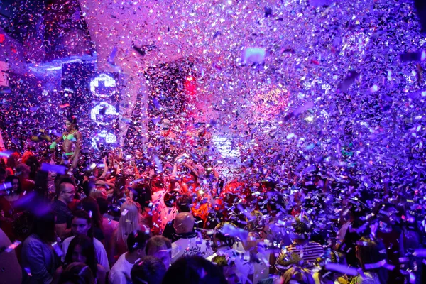 오데사 우크라이나 2013 색종이와 사람들이 실루엣의 나이트 파티입니다 나이트 클럽에서 — 스톡 사진