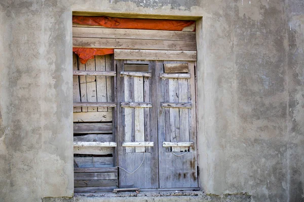 建筑立面上的旧木门 — 图库照片
