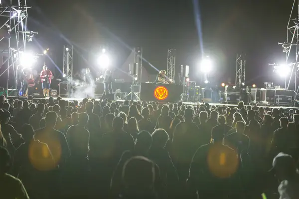 Siluetas Multitud Conciertos Frente Las Luces Del Escenario Brillantes Fiesta — Foto de Stock