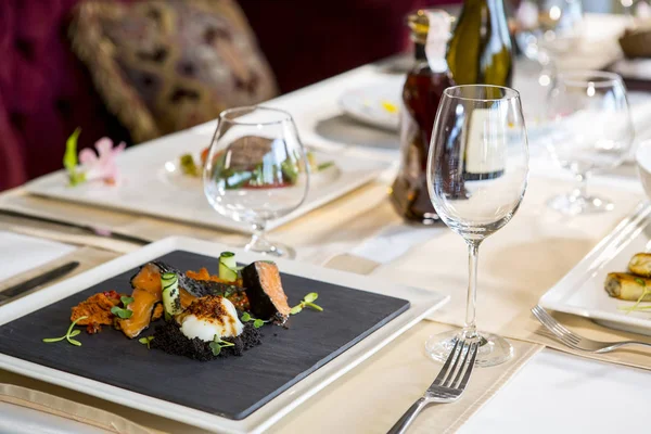 Confitura Salmón Con Tinta Sepia Con Esponja Tomate Huevo Suv — Foto de Stock