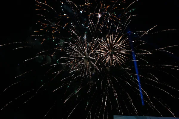 Veduta Dei Fuochi Artificio Che Esplodono Nel Cielo Notturno — Foto Stock