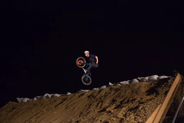 Odessa Ucrânia Agosto 2017 Ciclista Bmx Não Identificado Fazendo Salto — Fotografia de Stock