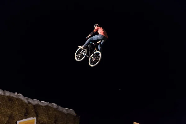 Odessa Ucrania Agosto 2017 Jinete Identificado Bmx Haciendo Salto Nocturno — Foto de Stock