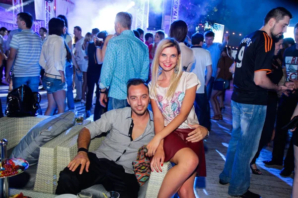 Odessa Ucraina Giugno 2013 Ibiza Night Club Persone Sorridenti Posa — Foto Stock