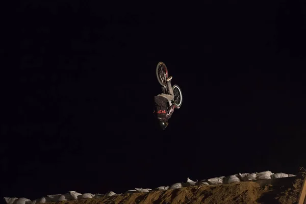 Odessa Ucrânia Agosto 2017 Ciclista Bmx Não Identificado Fazendo Salto — Fotografia de Stock