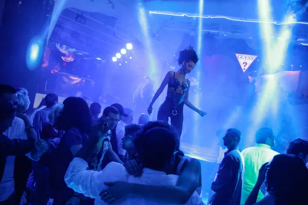 オデッサ ウクライナ 2013 夜のクラブ パーティー ダンス カラフルな光と音マシンの煙およびライトを示すを楽しむ人 — ストック写真