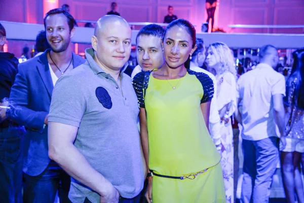 オデッサ ウクライナ 2013 ビーチクラブ が夜のクラブ パーティーでのコンサート時のポーズ — ストック写真