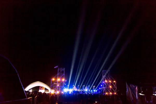 コンサートのシルエットは 明るい舞台照明の前に群衆します 屋外の祭りの夜のパーティーの時間 — ストック写真