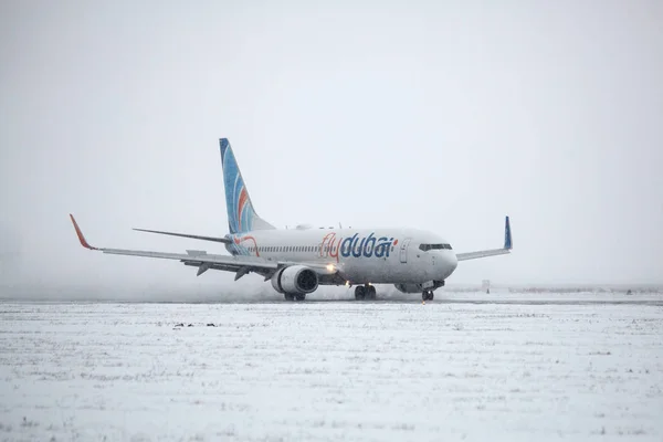 Odessa Ucrânia Circa 2018 Avião Companhia Fly Dubai Pista Nevasca — Fotografia de Stock