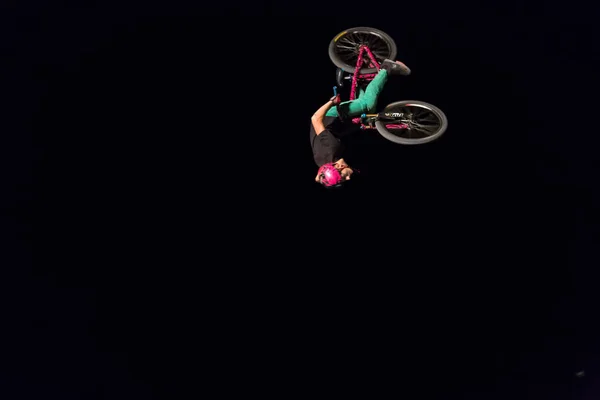 Одеса Серпня 2017 Невідомі Bmx Rider Робить Ніч Велосипеда Стрибати — стокове фото