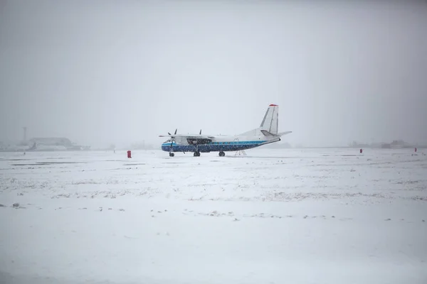 Odessa Ucrânia Circa 2018 Avião Pista Nevasca Aeronave Durante Taxiamento — Fotografia de Stock