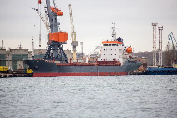 Cargo Vessel Unloading Industrial Port — Stock Photo, Image