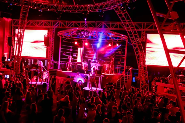奥德萨 乌克兰 2013年6月14日 夜总会 党的人享受音乐 跳舞的声音与五颜六色的光与烟雾机和灯光显示 — 图库照片