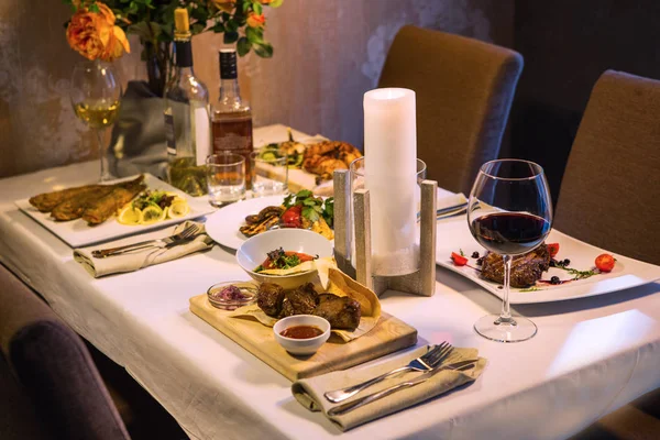 Mesa Con Ramo Flores Vino Hermosa Mesa — Foto de Stock