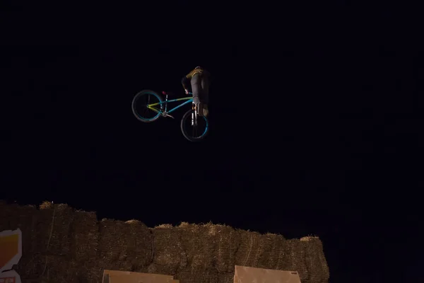 Odessa Ukrayna Ağustos 2017 Gece Bisiklet Bmx Yarışma Sırasında Atlamak — Stok fotoğraf