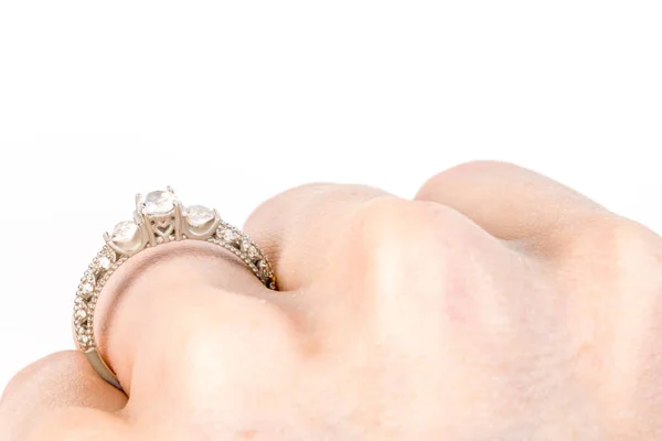 Κοντινό Φύλλο Θηλυκού Χεριού Δαχτυλίδι — Φωτογραφία Αρχείου