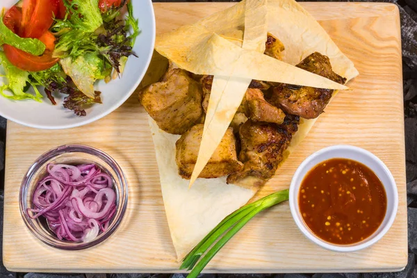 Viande Grillée Aux Légumes Sur Planche Bois — Photo