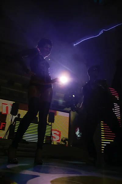 乌克兰奥德萨 2013年5月24日 去跳舞吧 在有五颜六色的灯光和烟雾的夜总会里表演舞蹈 夜间派对期间的表演表演 — 图库照片