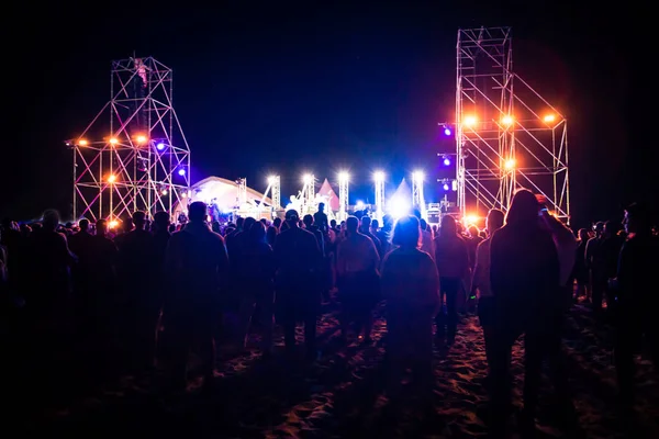 Menigte Verhogen Hun Handen Genieten Van Geweldige Festival Partij Rockconcert — Stockfoto