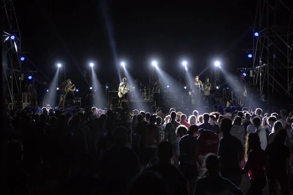 Siluetter Concert Folkmassa Framför Ljusa Scenbelysningen Publiken Musik Konsert — Stockfoto