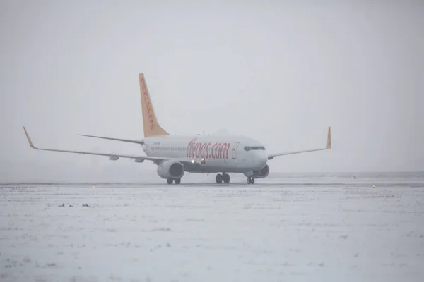 Odessa Ucrânia Circa 2018 Avião Companhia Pegasus Pista Nevasca Aeronave — Fotografia de Stock