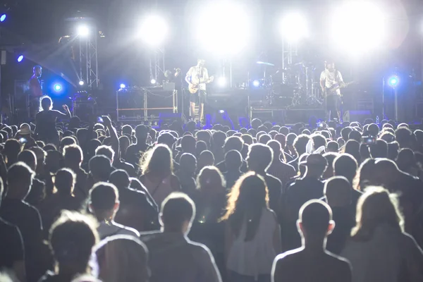 Siluetas Multitud Conciertos Frente Las Luces Del Escenario Brillantes Multitud — Foto de Stock